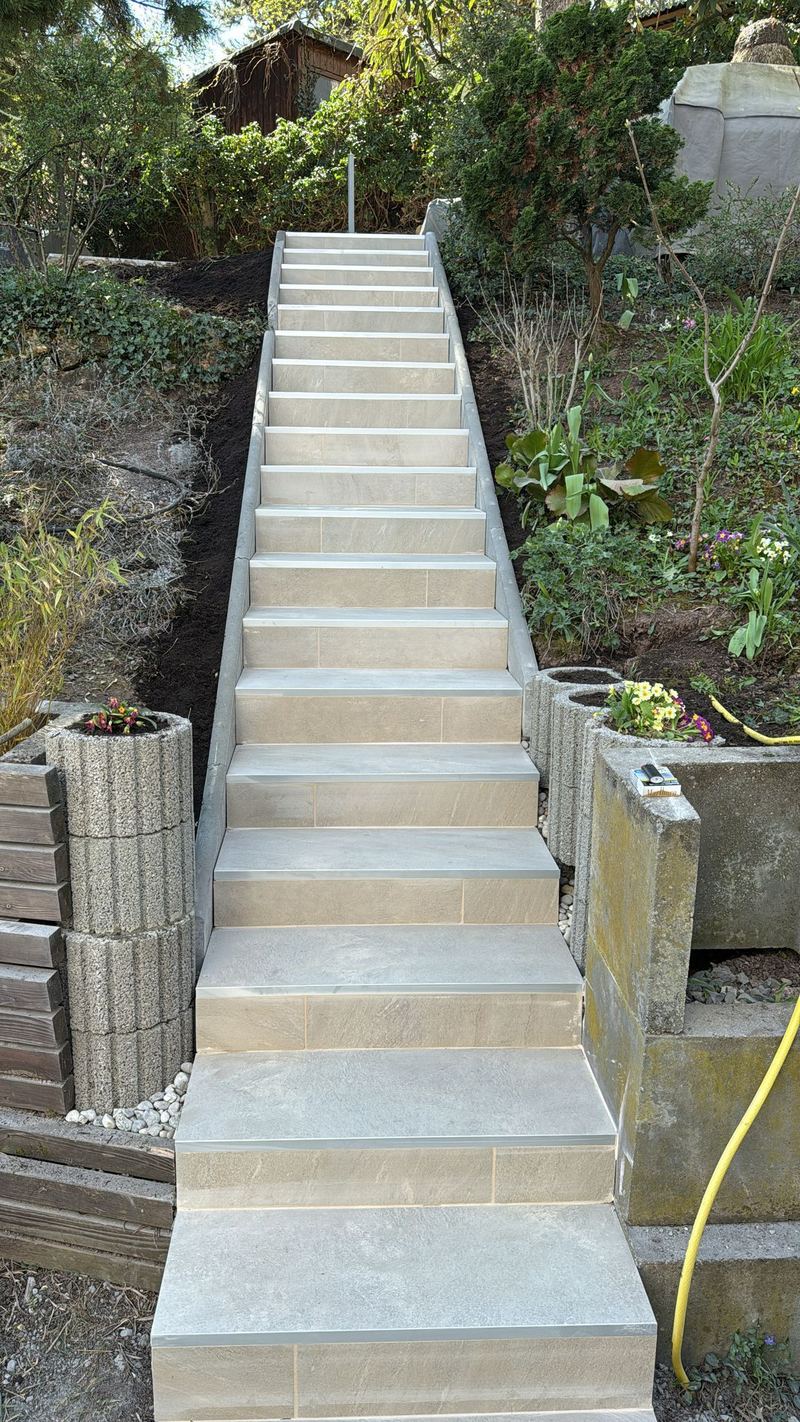 Neu angelegte Steintreppe im Garten