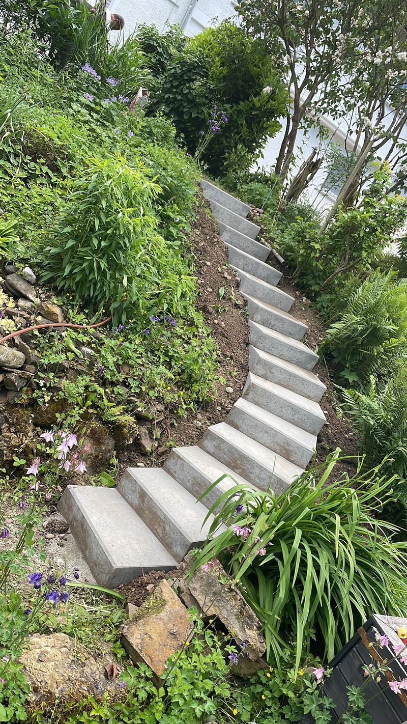 Geschwungene Treppe aus Blockstufen am Hang